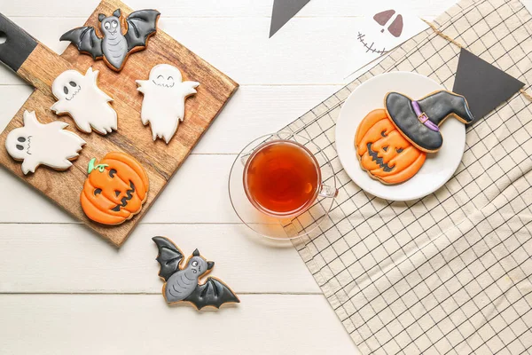 Tafel Mit Halloween Plätzchen Teller Serviette Und Tasse Tee Auf — Stockfoto