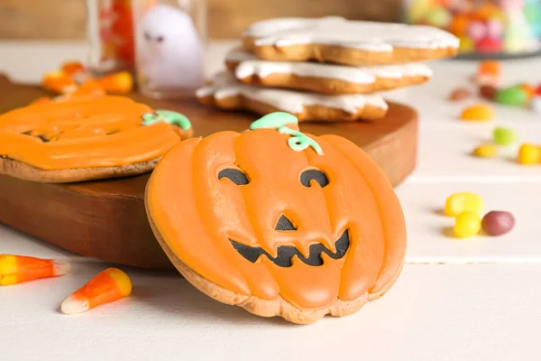 Tafel Mit Halloween Plätzchen Und Bonbons Auf Weißem Holzgrund Nahaufnahme — Stockfoto