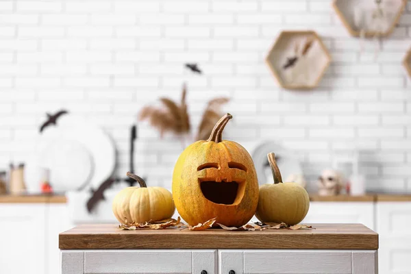 Halloween Kürbisse Mit Abgefallenem Laub Auf Theke Küche — Stockfoto