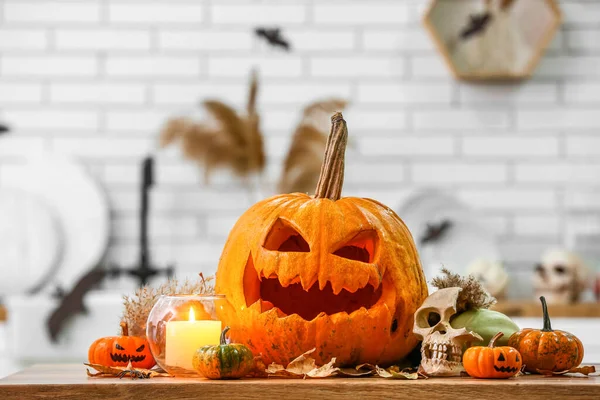 Zucche Halloween Con Candela Accesa Foglie Cadute Sul Bancone Cucina — Foto Stock
