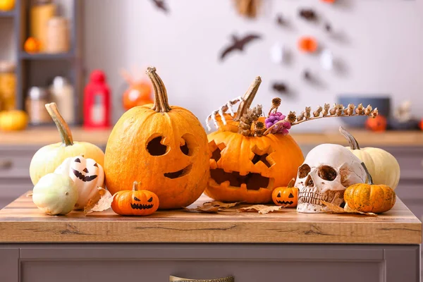 Halloween Kürbisse Mit Menschlichem Schädel Und Umgefallenem Laub Auf Theke — Stockfoto