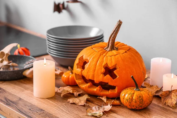 Halloween Kürbisse Mit Umgefallenen Blättern Und Brennenden Kerzen Auf Der — Stockfoto