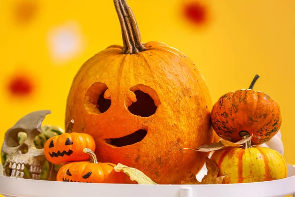 Halloween Kürbisse Mit Abgefallenen Blättern Und Menschlichem Schädel Auf Wohnzimmertisch — Stockfoto