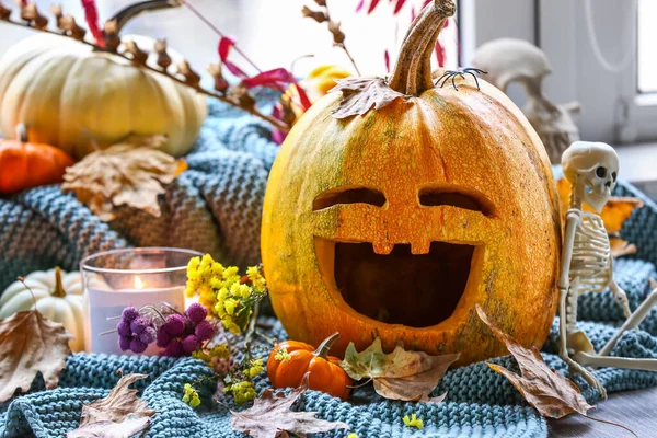 Halloween Tök Égő Gyertya Virágok Csontváz Kockás Ablak Közelében — Stock Fotó