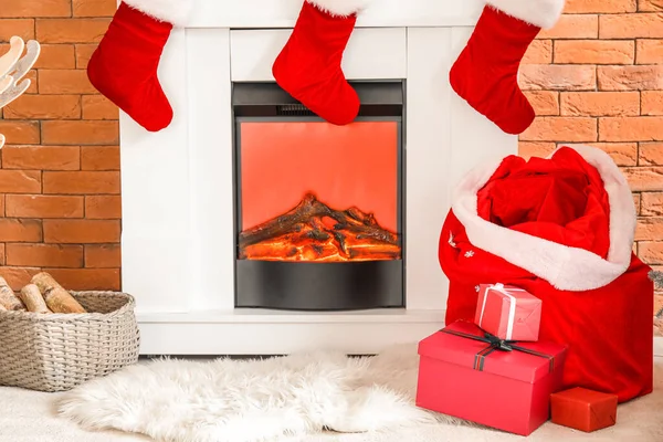 Weihnachtsmann Tasche Mit Weihnachtsgeschenken Kamin Wohnzimmer — Stockfoto