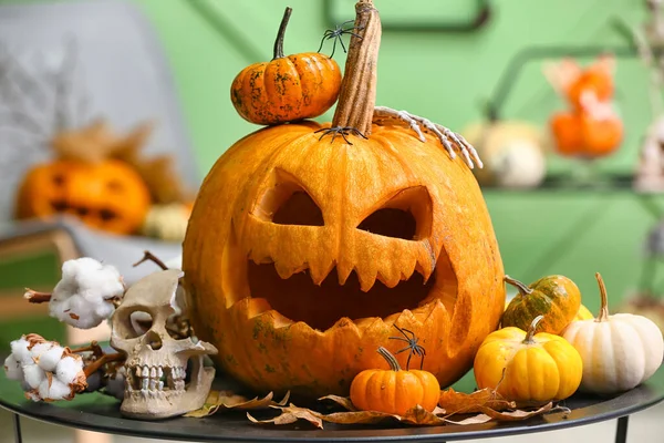 Zucche Halloween Con Fiori Cotone Teschio Umano Sul Tavolo Soggiorno — Foto Stock
