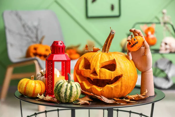 Halloween Kürbisse Mit Laterne Laub Und Holzhand Auf Wohnzimmertisch — Stockfoto