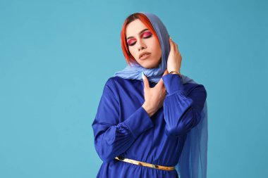 Mavi arka planda şık bir transseksüel kadın