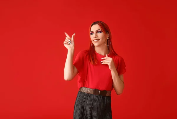 Стильная Трансгендерная Женщина Показывает Красном Фоне — стоковое фото