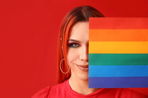 Stylowa Transseksualistka Flagą Lgbt Czerwonym Tle — Zdjęcie stockowe