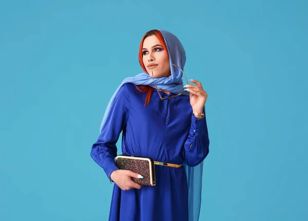 蓝色背景的时尚变性妇女 — 图库照片