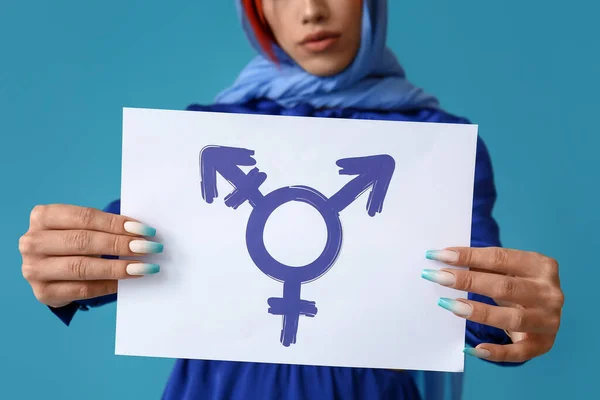 Stijlvolle Transgender Vrouw Met Papieren Laken Met Transgender Symbool Tegen — Stockfoto
