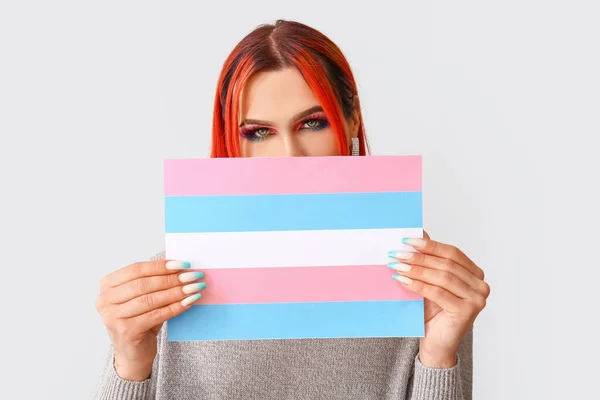 Mulher Transgênero Elegante Segurando Bandeira Transgênero Contra Fundo Claro — Fotografia de Stock