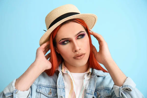 Стильна Транссексуальна Жінка Синьому Фоні — стокове фото