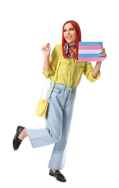 Beyaz Arka Planda Transseksüel Bayrağı Tutan Mutlu Bir Transseksüel Kadın — Stok fotoğraf