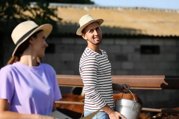 Jóvenes Agricultores Felices Trabajando Aire Libre — Foto de Stock