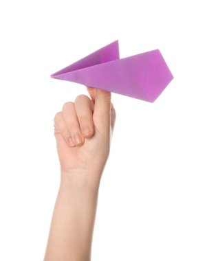 Beyaz arka planda leylak renkli kağıt uçaklı kadın