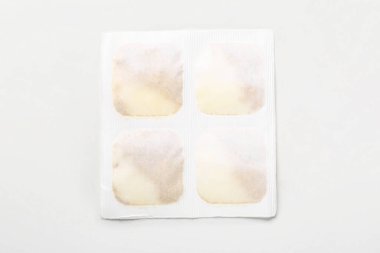 Beyaz arkaplanda hardal sıvası