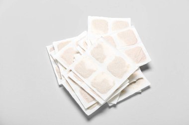 Gri arkaplanda hardal alçıları