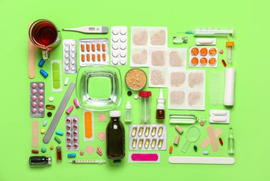 Yeşil arka planda ilaçlı hardal sıvaları.