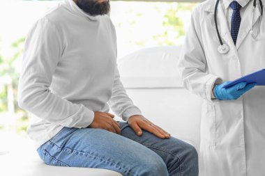 Prostat sorunu olan bir adam klinikte üroloğu ziyaret ediyor.