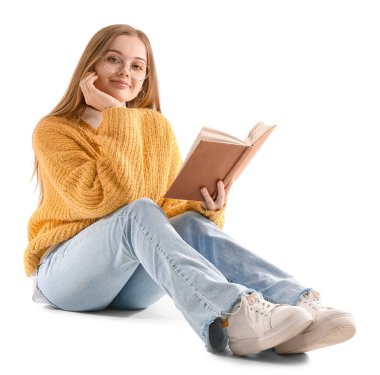 Beyaz arka planda oturan sarı kazaklı genç bir kadın.