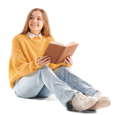 Beyaz arka planda oturan sarı kazaklı genç bir kadın.