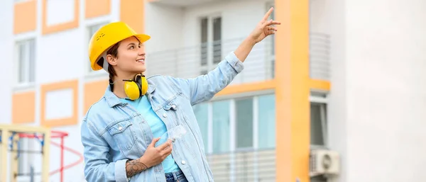 Female Construction Worker Hardhat Pointing Something Outdoors — Stock Photo, Image