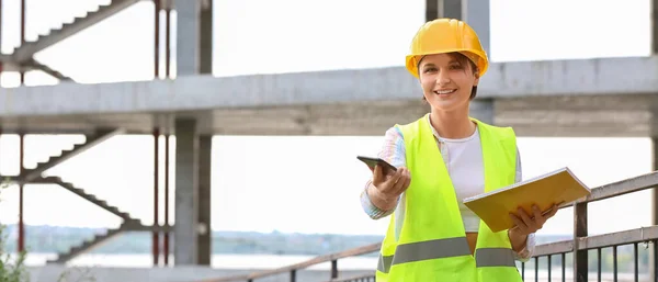 Trabajadora Construcción Con Carpeta Teléfono Móvil Sitio —  Fotos de Stock