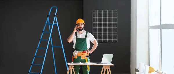 Trabajador Construcción Hablando Por Teléfono Móvil Habitación —  Fotos de Stock