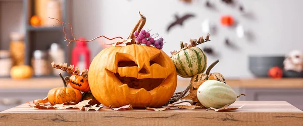 Halloween Kürbisse Mit Herbstlaub Auf Dem Tisch Der Küche — Stockfoto