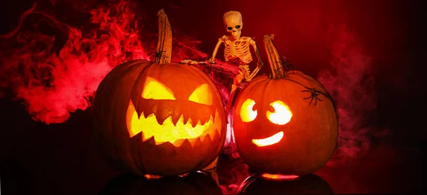 Brilhante Halloween Abóboras Esqueleto Fundo Escuro — Fotografia de Stock