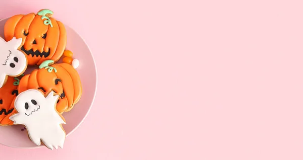 Placa Galletas Halloween Sobre Fondo Rosa Con Espacio Para Texto — Foto de Stock
