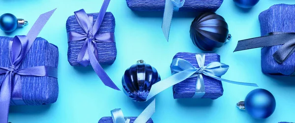 Muitas Caixas Presente Natal Bolas Fundo Azul Claro Vista Superior — Fotografia de Stock
