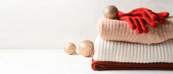 Stos Dzianin Swetrów Rękawiczkami Kulkami Świątecznymi Jasnym Tle Miejscem Tekst — Zdjęcie stockowe