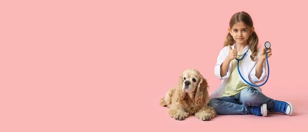 可愛いです小さな獣医師と犬上のピンクの背景でテキストのためのスペース — ストック写真