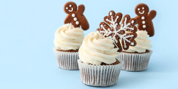 파란색 배경에 진저브레드 쿠키가 맛있는 크리스마스 컵케이크 — 스톡 사진