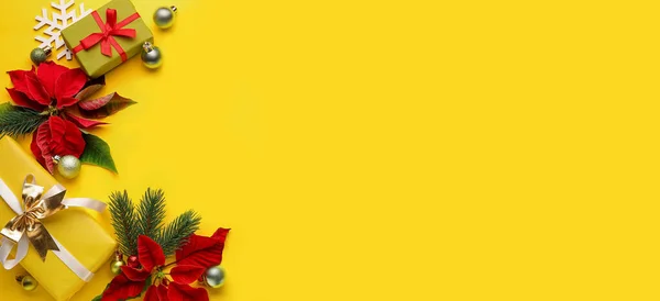 Krásná Kompozice Vánoční Dárky Poinsettia Květiny Žlutém Pozadí Prostorem Pro — Stock fotografie