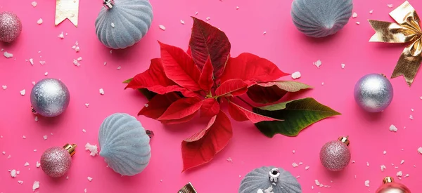 Hermosa Composición Con Decoraciones Navidad Flor Poinsettia Sobre Fondo Rosa — Foto de Stock