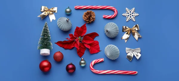 Hermosa Composición Con Decoraciones Navidad Flor Poinsettia Sobre Fondo Azul —  Fotos de Stock