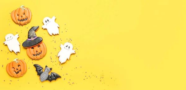 Chutné Halloween Cookies Žlutém Pozadí Prostorem Pro Text Horní Pohled — Stock fotografie