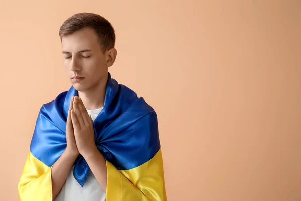 Young Man Flag Ukraine Praying Beige Background — Stock Photo, Image