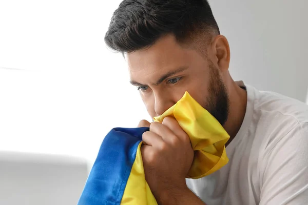 Jovem Com Bandeira Ucrânia Orando Quarto Close — Fotografia de Stock