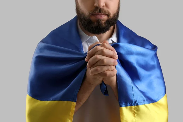 Jovem Com Bandeira Ucrânia Orando Fundo Cinza Close — Fotografia de Stock