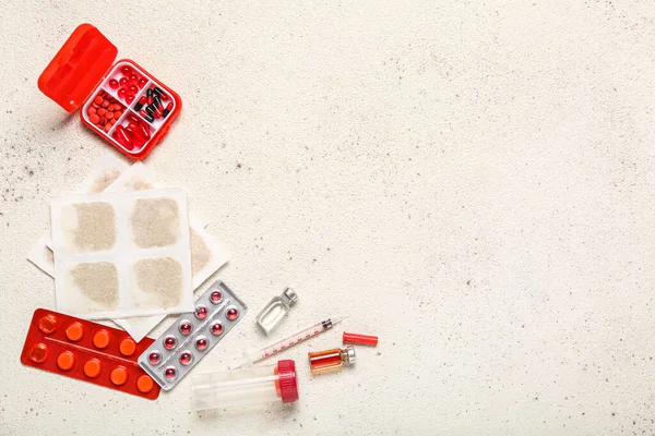 Senfpflaster Mit Medikamenten Auf Weißem Hintergrund — Stockfoto