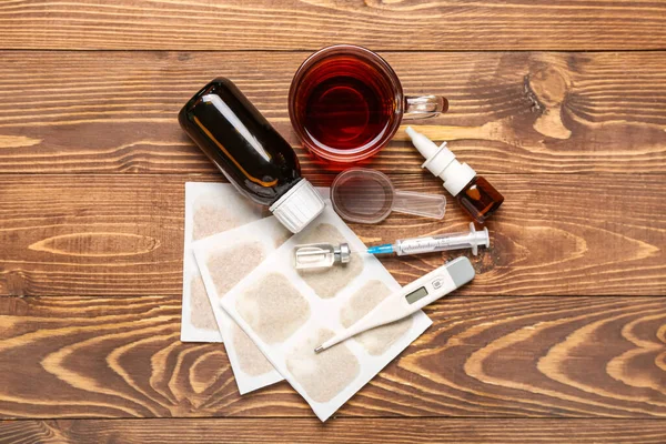 Senfpflaster Mit Medikamenten Tasse Tee Und Thermometer Auf Holzgrund — Stockfoto