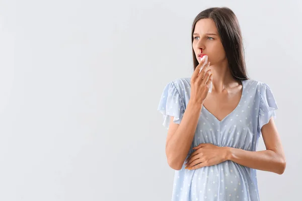 Mujer Embarazada Joven Con Hemorragia Nasal Tejido Sobre Fondo Gris —  Fotos de Stock