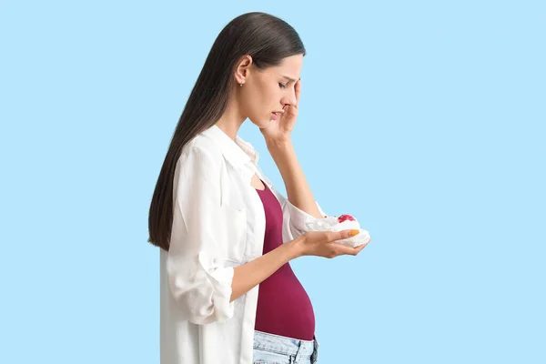 若いです妊娠中の女性とともに鼻血と組織上の青の背景 — ストック写真