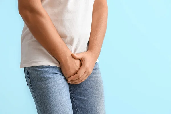 Hombre Con Problema Próstata Sobre Fondo Azul Primer Plano —  Fotos de Stock