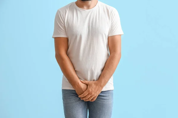 Hombre Con Problema Próstata Sobre Fondo Azul — Foto de Stock